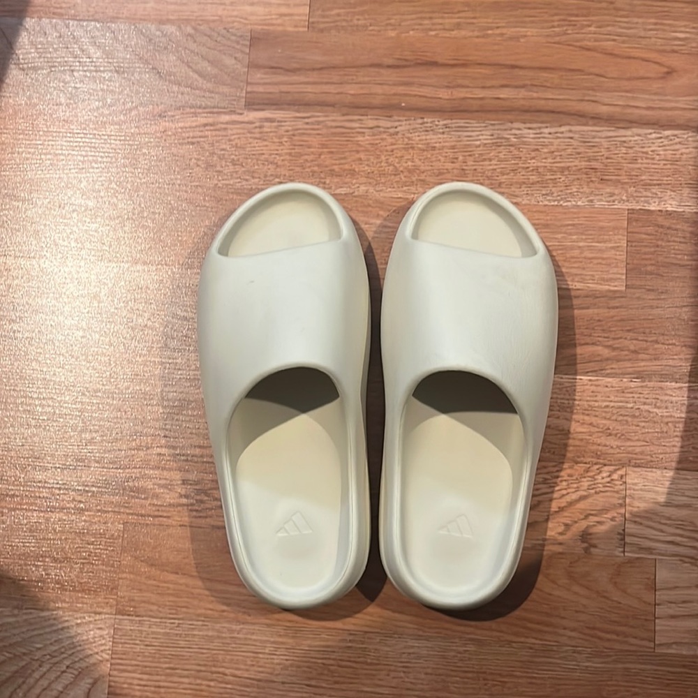 Yeezy slide size 11. Worn 4x